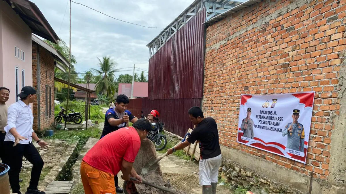 Personel Polsek Penajam PPU bersama warga Sungai Parit gotong royong membersihkan drainase buntu demi menjaga lingkungan tetap sehat. (Humas Polres PPU/KP)