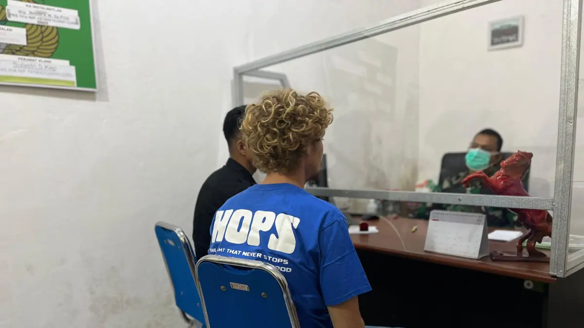 Petugas Kantor Imigrasi Kelas I TPI Balikpapan mendampingi anak WNA asal Belanda untuk konsultasi kejiwaan sang ibu di RS Dr R Hardjanto Balikpapan, Senin (14/4). (Foto: Anggi/Kaltim Post)