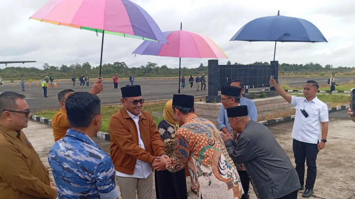 SAMBUT HANGAT: Wakil Gubernur Seno Aji disambut Pemkab Kutai Barat dan unsur Forkopimda di Bandara Melalan.&nbsp;