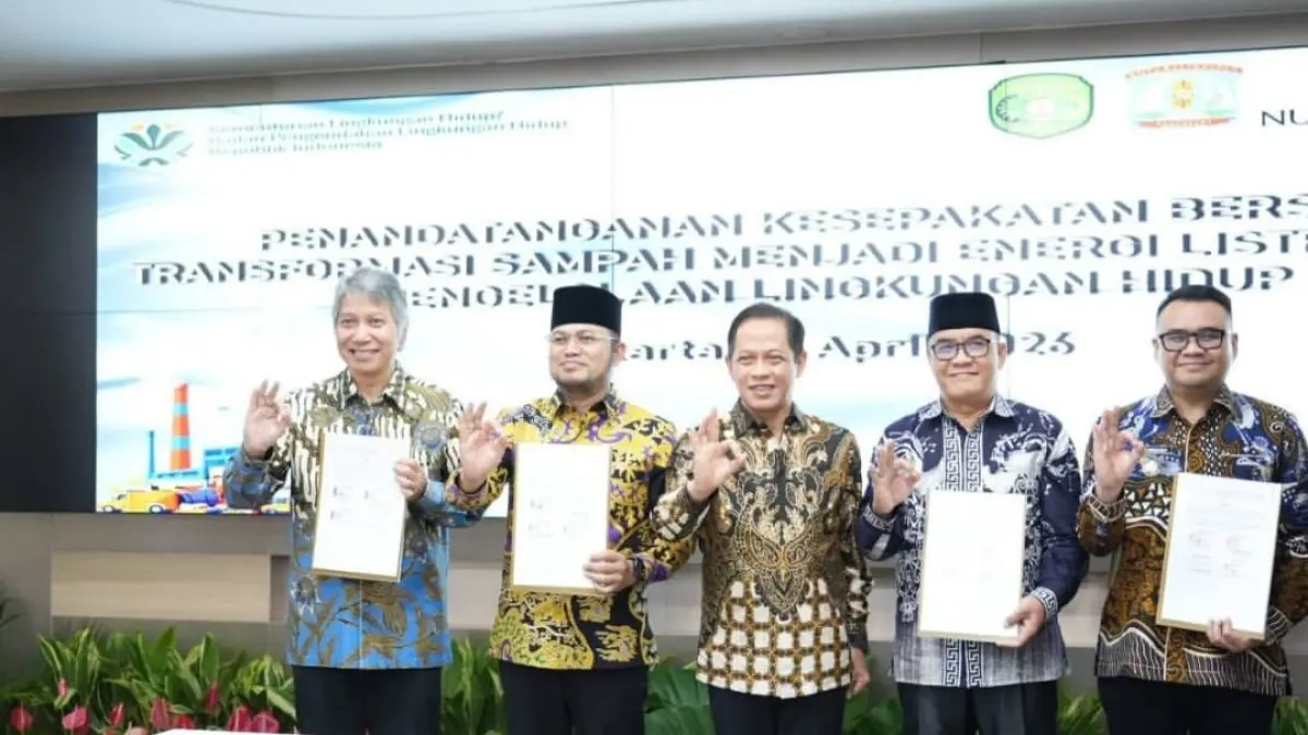 SINERGI: Wakil Wali Kota Balikpapan Bagus Susetyo (dua kanan) saat menunjukkan berkas penandatanganan kerja sama (PKS) pembangunan PSEL di Kantor Kementerian Lingkungan Hidup. (ADPIM PEMPROV KALTIM)