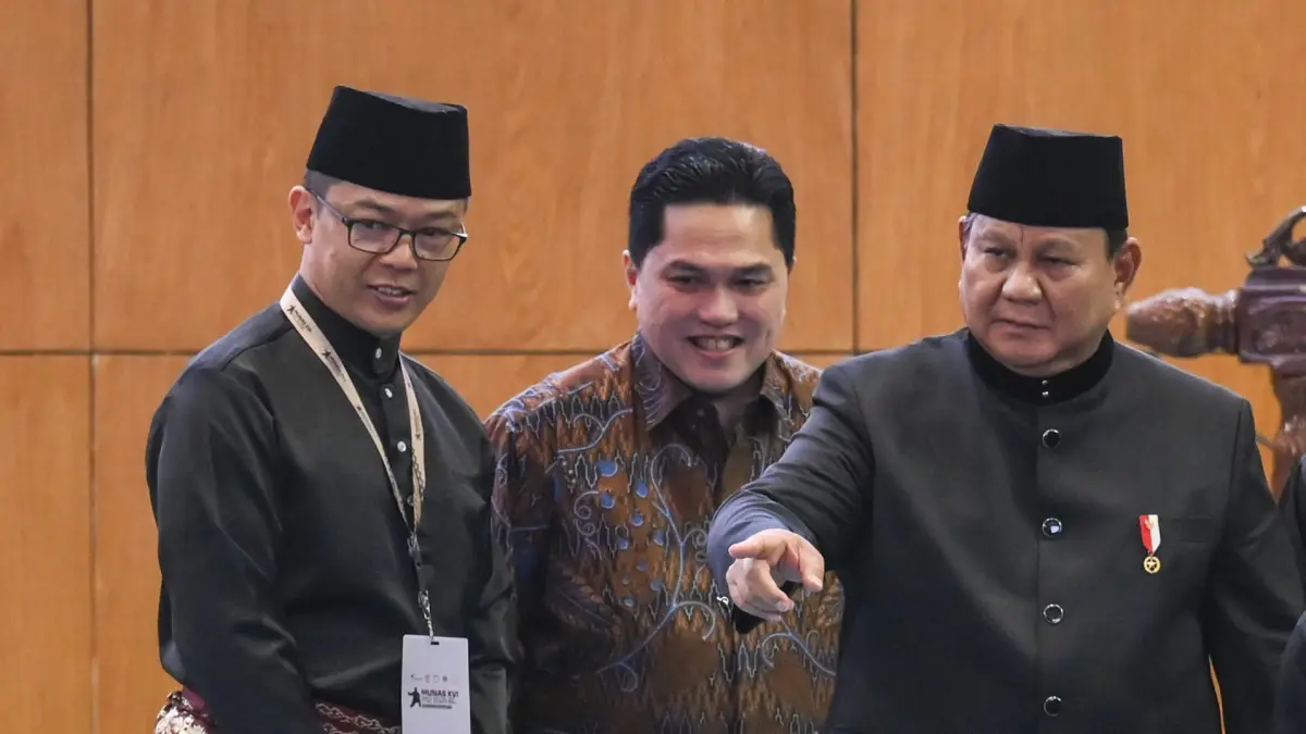 Sugiono (kiri) bersama Erick Thohir dan Prabowo Subianto saat menghadiri Munas PB IPSI di Jakarta. (HAFIDZ MUBARAK/ANTARA)