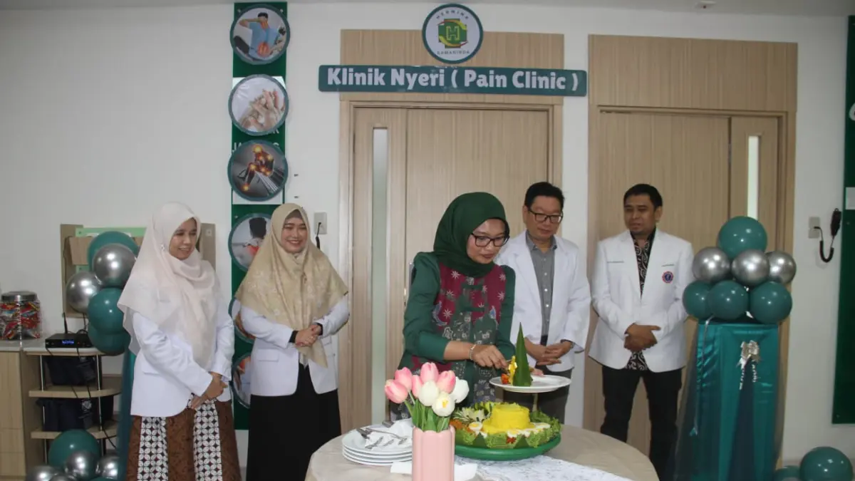 Tampak direktur RS Hermina Samarinda saat potong tumpeng. Dihadiri para doktor spesialis dari Klinik Nyeri RS Hermina dan tamu undangan lainnya.