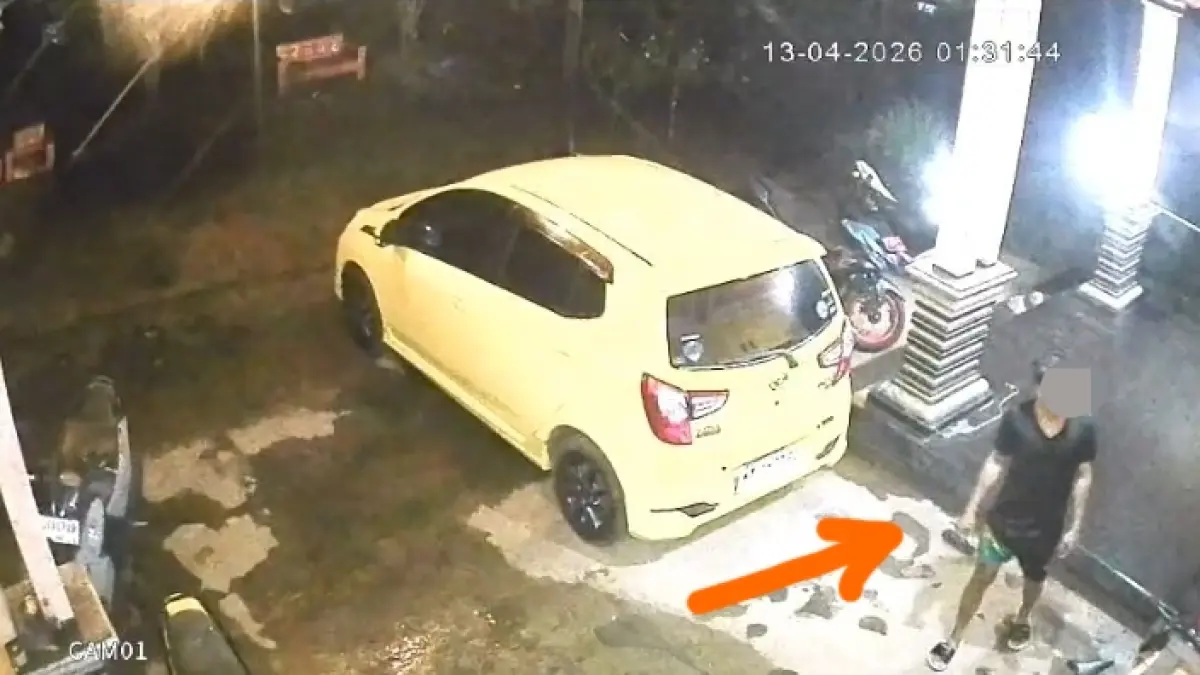 Tangkapan layar CCTV warga yang merekam sosok yang dicurigai berencana mencuri.