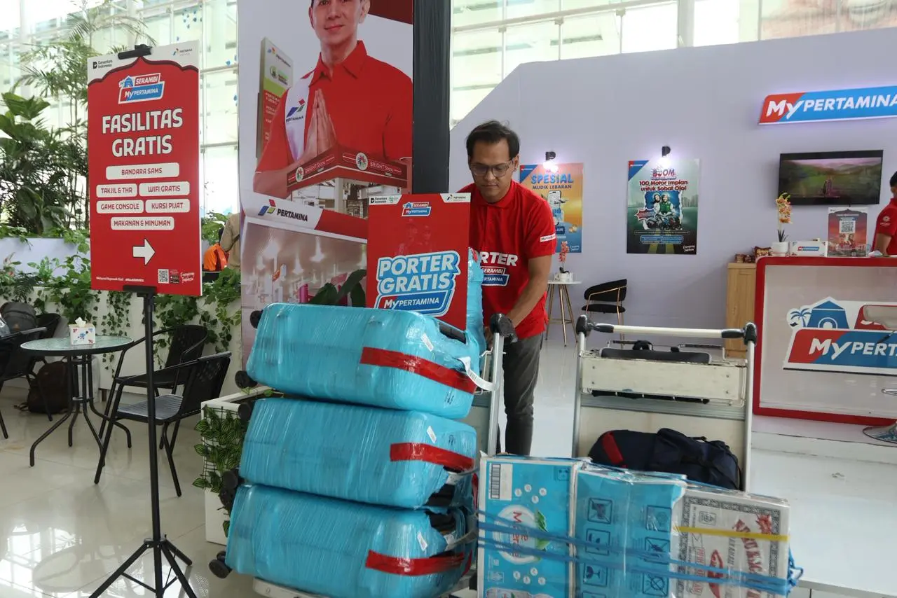 Terdapat layanan porter gratis yang dapat membantu dan mempermudah penumpang untuk membawa barang mereka. 