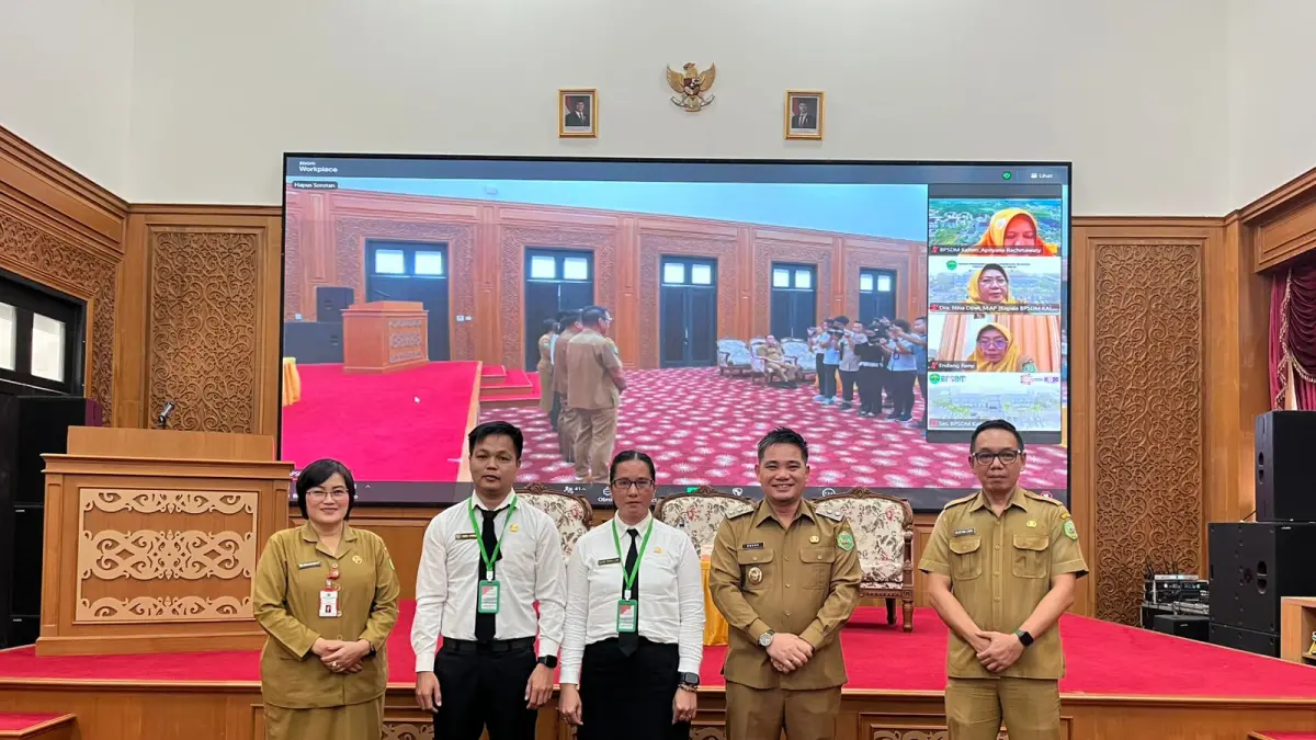 Wakil Bupati Mahulu Suhuk (dua kanan) bersama perwakilan P3K usai membuka orientasi di Ballroom Lantai 3 Setkab Mahulu, Senin (13/4). (IST)

&nbsp;