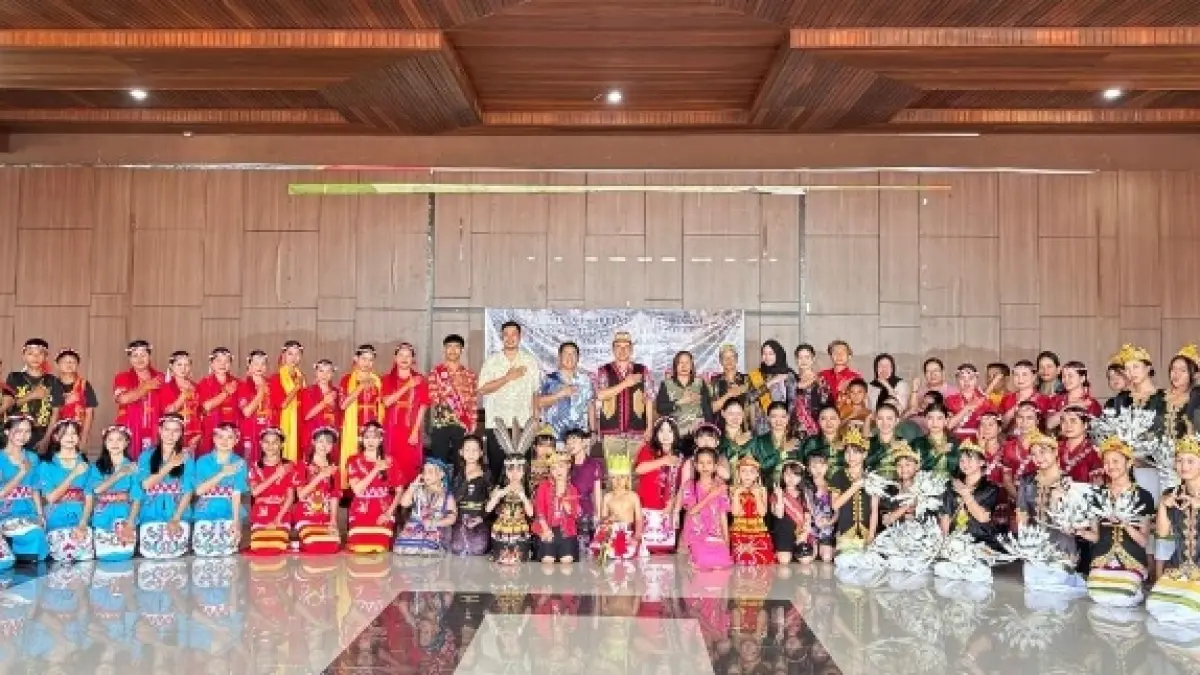WARISAN BUDAYA: Para peserta pentas seni dan panitia pasca-momen pementasan.&nbsp;