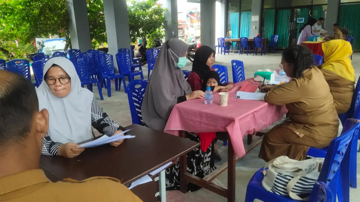 AKURASI JARAK: Penggunaan aplikasi peta digital menjadi penentu utama dalam verifikasi jalur domisili SPMB di Bontang. Calon murid yang berdomisili di luar radius 400 meter diimbau memperhatikan jalur seleksi lain jika kuota domisili di sekolah sasaran terpenuhi oleh pendaftar yang lebih dekat. (ADIEL KUNDHARA/KP)
