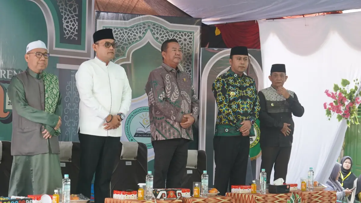 SINERGI DAERAH: Wakil Gubernur Kaltim Seno Aji bersama Bupati Kubar Frederick Edwin, Wakil Ketua DPRD Kaltim Ekti Imanuel, dan jajaran Forkopimda saat menghadiri peringatan Harlah Ponpes Assalam ke-34. Kehadiran para pejabat ini menjadi bentuk dukungan nyata terhadap pengembangan sarana prasarana pendidikan keagamaan di Kutai Barat. 