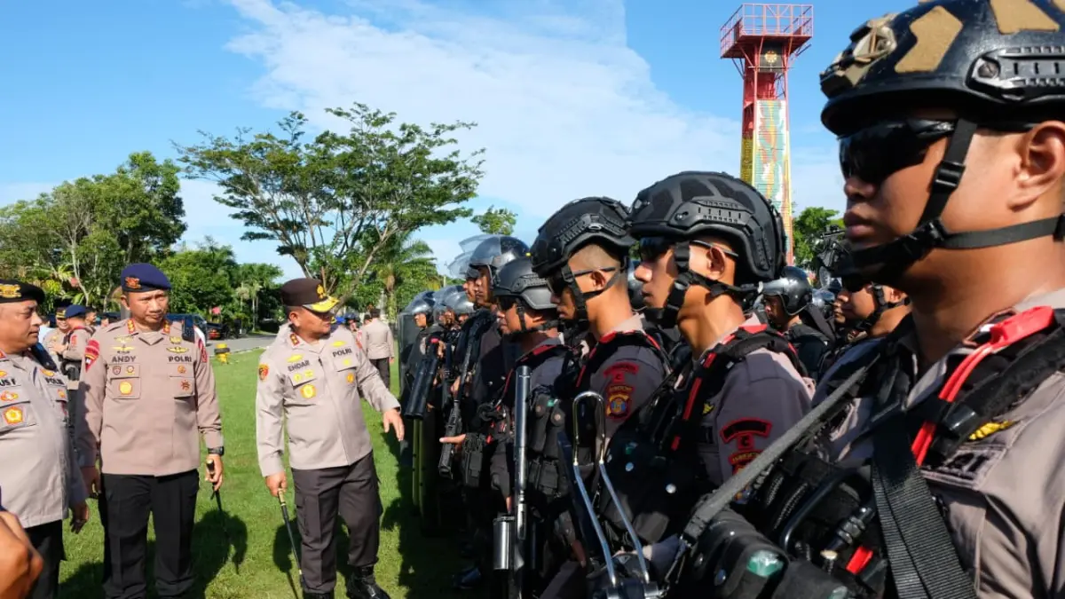 CEK PERSONEL: Kapolda Kaltim, Irjen Pol Endar Priantoro, saat mengecek langsung kesiapan personel Brimob dan Samapta di Lapangan M Yasin, Stalkuda. Kapolda menginstruksikan agar seluruh jajaran mengedepankan fungsi pelayanan dan mediasi dalam mengawal penyampaian aspirasi masyarakat pada 21 April mendatang. 