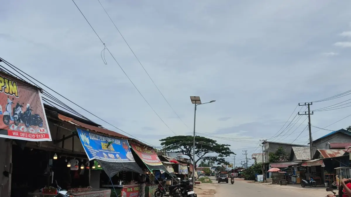 GANGGU LALU LINTAS: Kondisi pasar tumpah di Jalan Inpres, Sangatta Utara, yang kerap memicu kemacetan saat jam ramai. Bupati Ardiansyah Sulaiman meminta Disperindag segera mengevaluasi keberadaan pasar-pasar ini agar aktivitas ekonomi masyarakat tidak mengorbankan fungsi fasilitas publik. (FOTO: JUFRIADI/KP)
