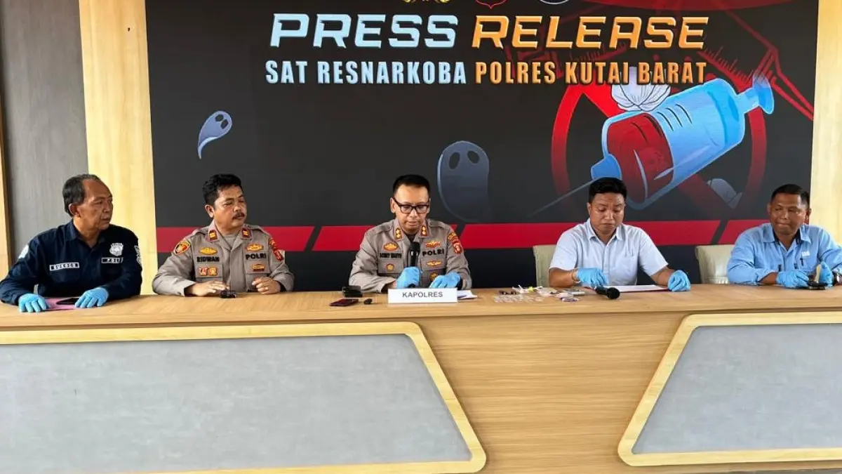 AKBP Boney Wahyu Wicaksono (tengah) saat konferensi pers di Polres Kubar, Selasa (14/4). (FOTO K SUNARDI/KP)