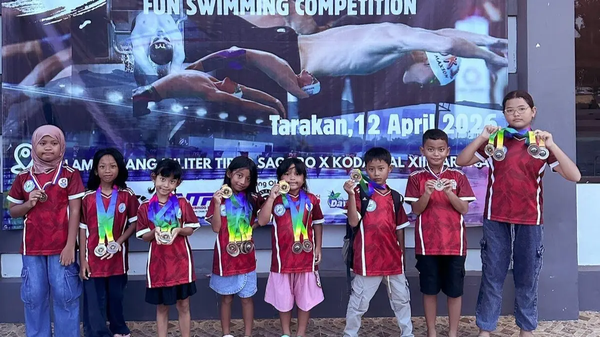 Atlet renang muda Berau menunjukkan medali yang diraih pada ajang Taq Fast 2026 Fun Swimming Competition di Tarakan, Ahad (12/4). (ARTA KUSUMA YUNANDA/BERAU POST)