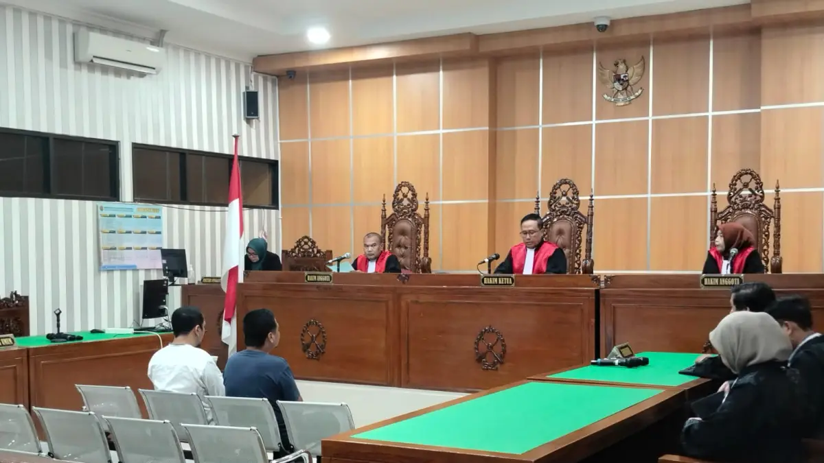 MINTA KERINGANAN: Sidang lanjutan kasus molotov aksi 1 September dengan agenda mendengarkan keterangan saksi ad charge. Tim kuasa hukum menekankan peran terdakwa sebagai tulang punggung keluarga demi mendapatkan pertimbangan nurani dari majelis hakim. (DOK/KP)