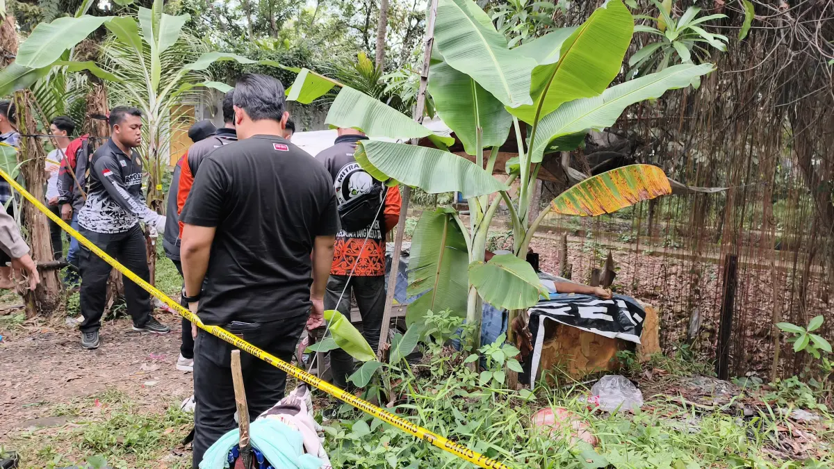 EVAKUASI: Tim Inafis Polresta Samarinda brrupaya mengevakuasi jasad pria yang ditemukan di pondok kawasan Jalan Gelatik, dekat Jembatan Unmul, Samarinda, Selasa (14/4).