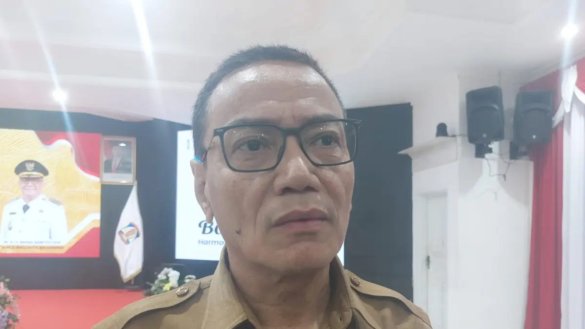 KELOLA SAMPAH: Kepala DLH Balikpapan Sudirman Djayaleksana memberikan keterangan terkait tahapan pembangunan proyek PSEL Balikpapan.