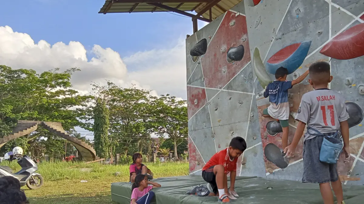 Keterbatasan jumlah atlet mendorong FPTI Kubar memperluas rekrutmen melalui sekolah, komunitas, dan kegiatan kebudayaan sebagai upaya regenerasi. 