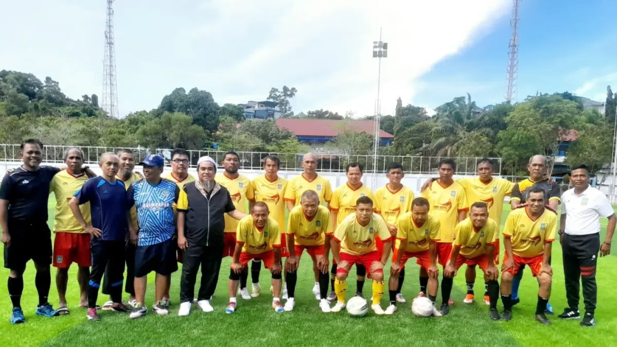 Ketua Panitia Ustadz Bakri Abu Bakar berfoto bersama Ketua BAS Najamuddin Aspiran dan para pemain BAS usai Torneo Halalbihalal di Lapangan Sebaru, Balikpapan Selatan, Minggu (12/4) sore.