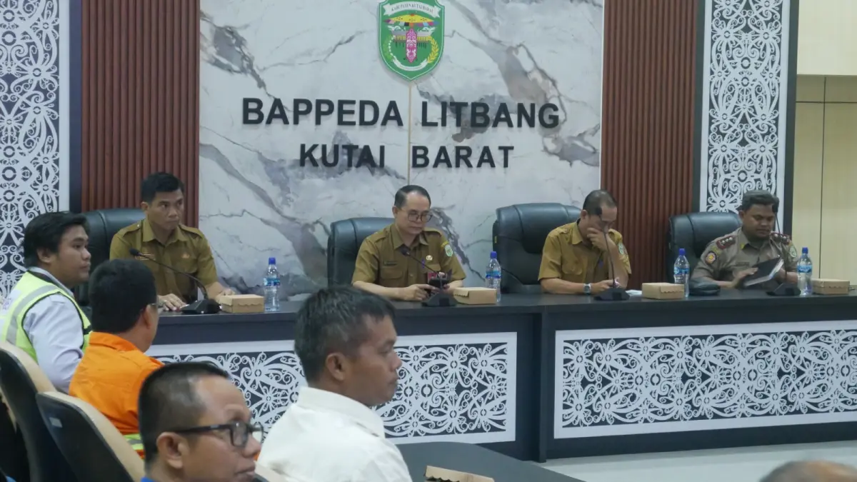KOORDINASI: Rapat koordinasi persiapan Gladi Kedaruratan limbah B3 di Bappeda Litbang, Kutai Barat 