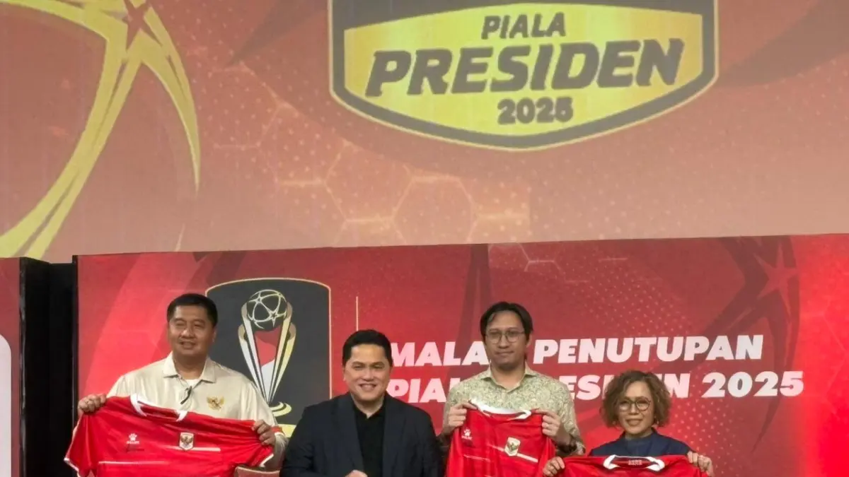 Maruarar Sirait (kiri) dan Erick Thohir (kedua kiri) pada acara malam penutupan Piala Presiden 2025, Ahad (12/4). (RIZKY AHMAD FAUZI/JAWA POS)

