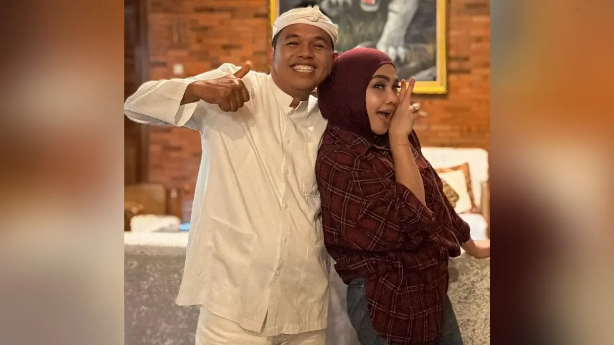 Momen Rieta Amilia saat mengunjungi Dedi Mulyadi di kediaman Lembur Pakuan, Jawa Barat. (Dok. Instagram: rieta_amilia)