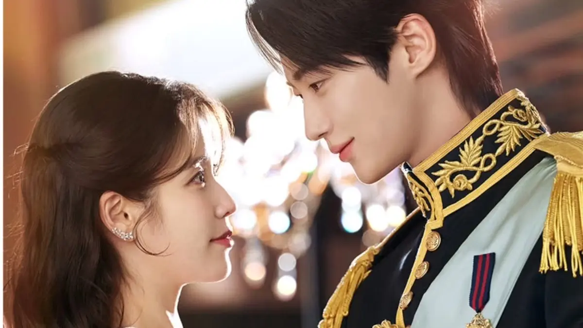 Potret Seong Hui Ju (IU) dan Grand Prince Yi An (Byeon Woo Seok) dalam balutan busana modern-tradisional yang megah. (Instagram @mbcdrama_now)