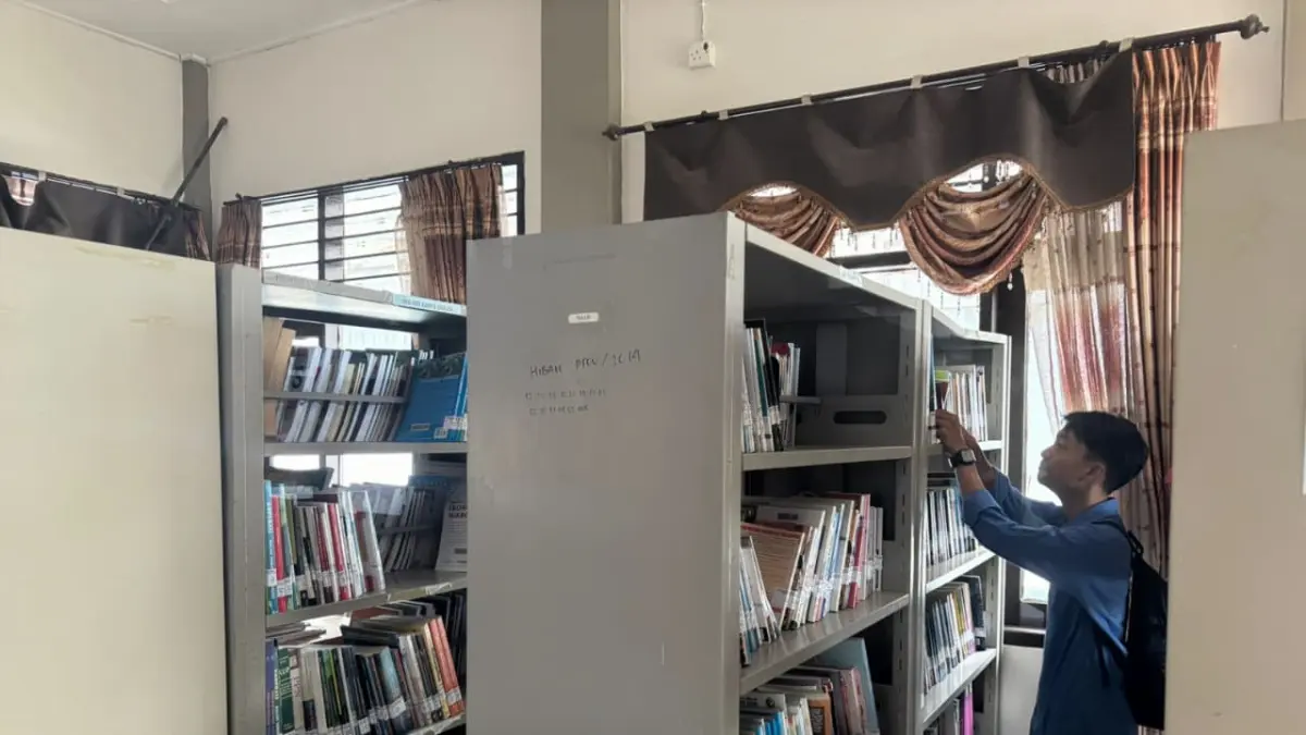 Ruang perpustakaan Kutim di lantai dua Dispursip tampak sempit dan panas, dengan fasilitas terbatas yang kurang nyaman bagi pengunjung. (Jufriadi/KP)

&nbsp;

&nbsp;