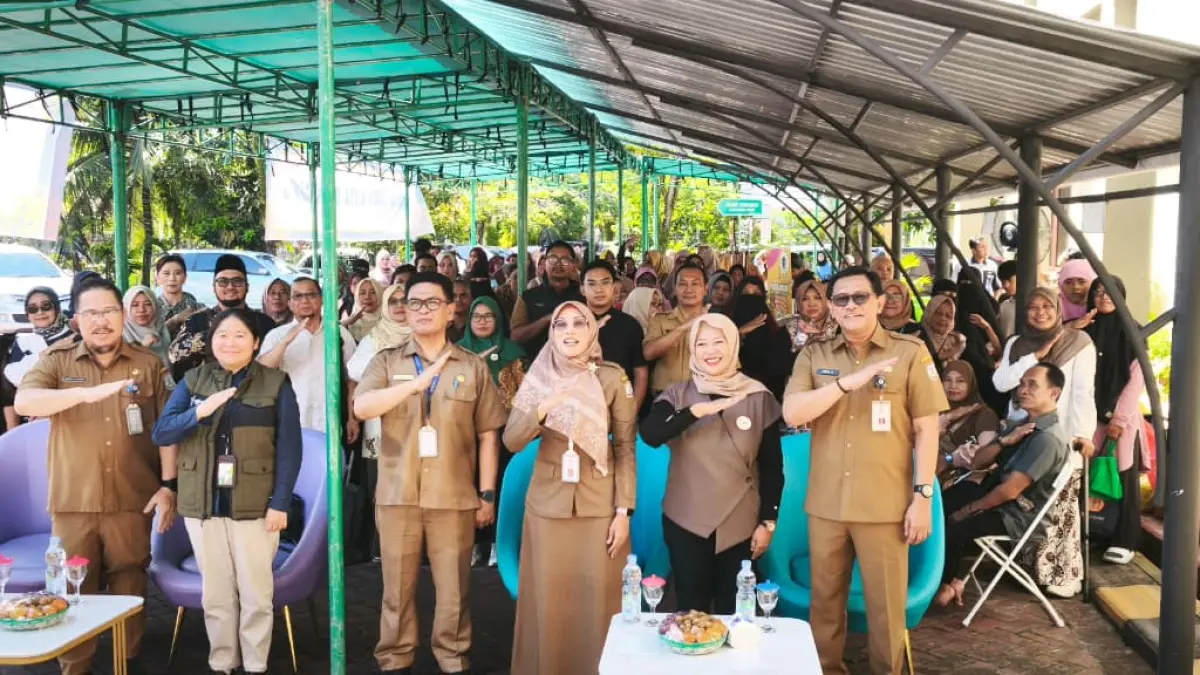 Staf Ahli Bidang Perekonomian dan Pembangunan Pemkot Balikpapan, Neny Dwi Winahyu (tiga kanan) membuka kegiatan didampingi Kepala DKUMKMP Kota Balikpapan, Heruressandy Setia Kesuma (ujung kanan).

&nbsp;