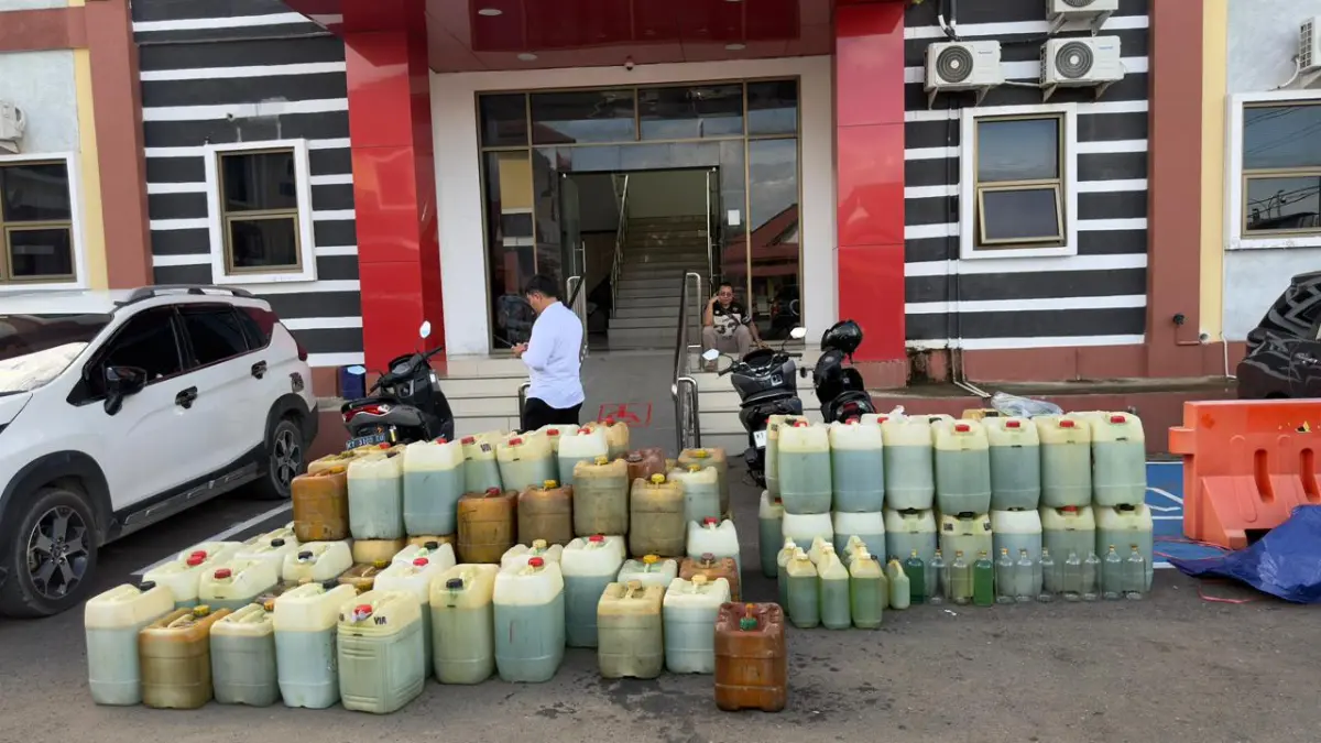 TERBONGKAR: Polisi mengungkap praktik penyalahgunaan BBM di Kecamatan Long Ikis, Kabupaten Paser, dengan temuan ratusan jeriken.&nbsp;
