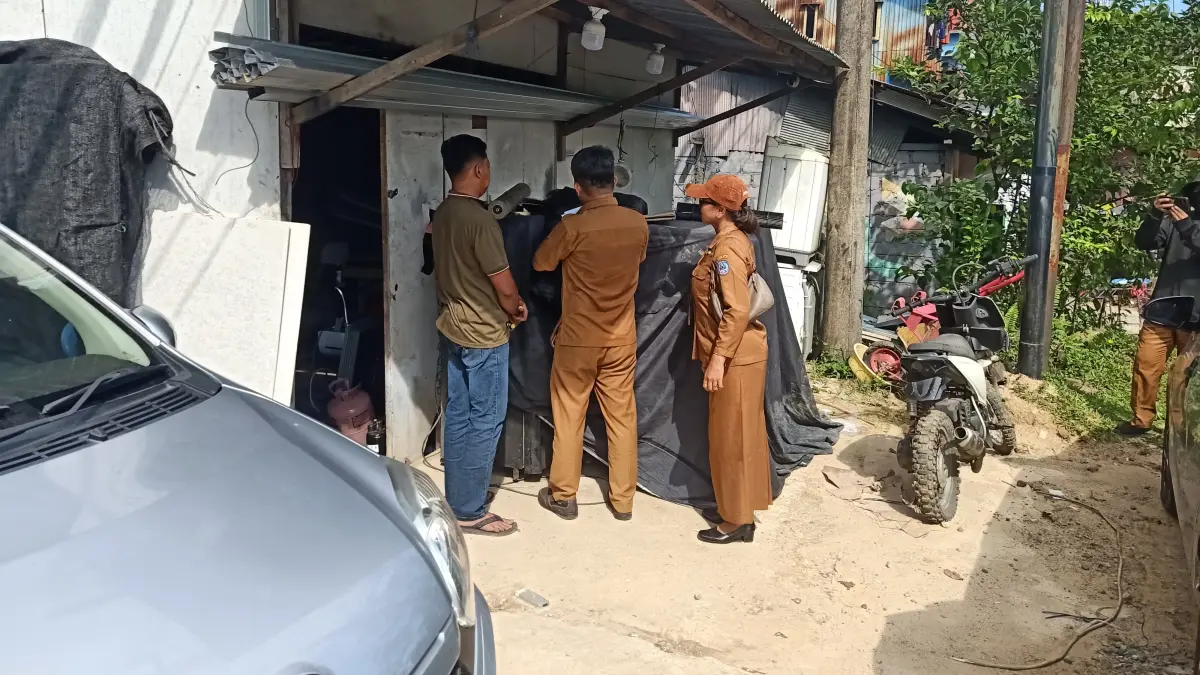 TIDAK BERIZIN: Salah satu bangunan di turunan RSUD Taman Husada dibongkar karena tidak memiliki IMB. (ADIEL KUNDHARA/KP)