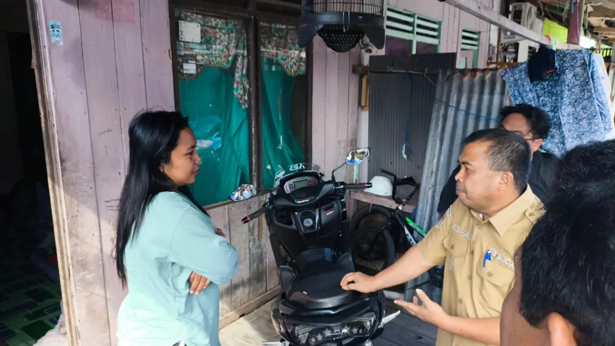 TURUN LAPANGAN: Wakil Wali Kota Bontang Agus Haris bersama manajemen Perumda Tirta Taman melakukan pengecekan terkait keluhan tagihan air bersih yang membengkak. FOTO: ADIEL KUNDHARA/KP
