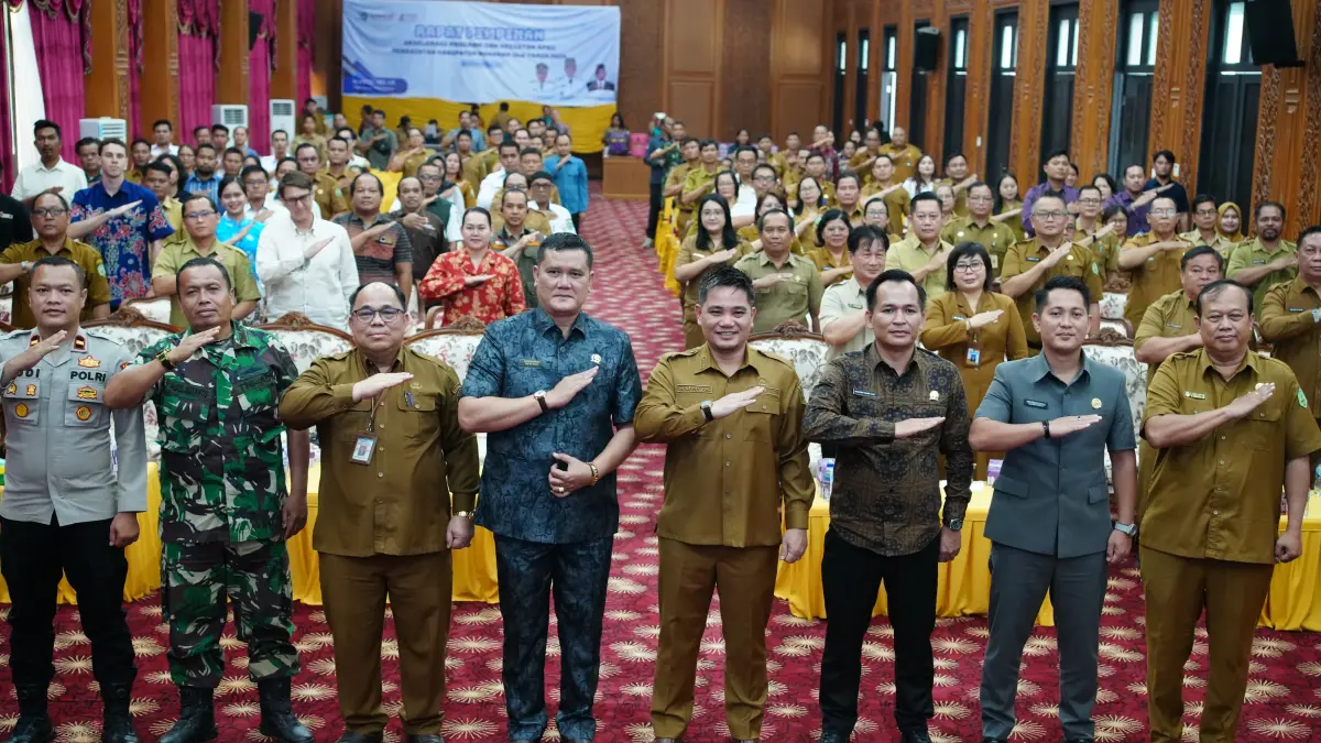 Wakil Bupati Suhuk (keempat kanan) dan Wakil Ketua II Desiderius Dalung Lasah (tiga kiri) beserta jajaran dan peserta Musrenbang abadikan momen bersama di Ballroom Lantai 3 Setkab Mahulu, Selasa (14/4). (JODY KRISTIANTO/KP)