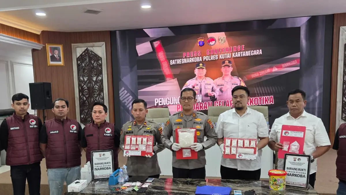 BARANG BUKTI: Kapolres Kukar, AKBP Khairul Basyar, didampingi Wakapolres Kompol Izdiharuddin Faris Raharja Putra, menunjukkan barang bukti sabu seberat 1,5 kilogram hasil tangkapan di wilayah Loa Janan. Pengungkapan ini diperkirakan menyelamatkan 15.000 jiwa dari bahaya penyalahgunaan narkotika di Kutai Kartanegara. (RIFQI/KP)