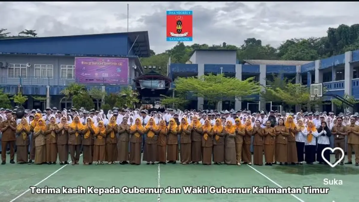 UCAPAN TERIMA KASIH: Salah satu unggahan video ucapan terima kasih atas bantuan seragam gratis yang memicu beragam komentar warganet. Disdikbud Kaltim menilai fenomena ini merupakan bentuk laporan riil dari sekolah kepada masyarakat mengenai pelaksanaan program di lapangan. (FOTO: TANGKAPAN LAYAR)