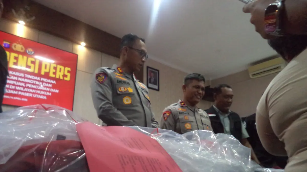 BEBERKAN: AKBP Andreas Alek Danantara memperlihatkan barang bukti hasil pengungkapan berbagai kasus tindak pidana selama periode Maret hingga April 2026 yang dihelat di Ruang Catur Prasetya Polres PPU, Selasa (14/4).