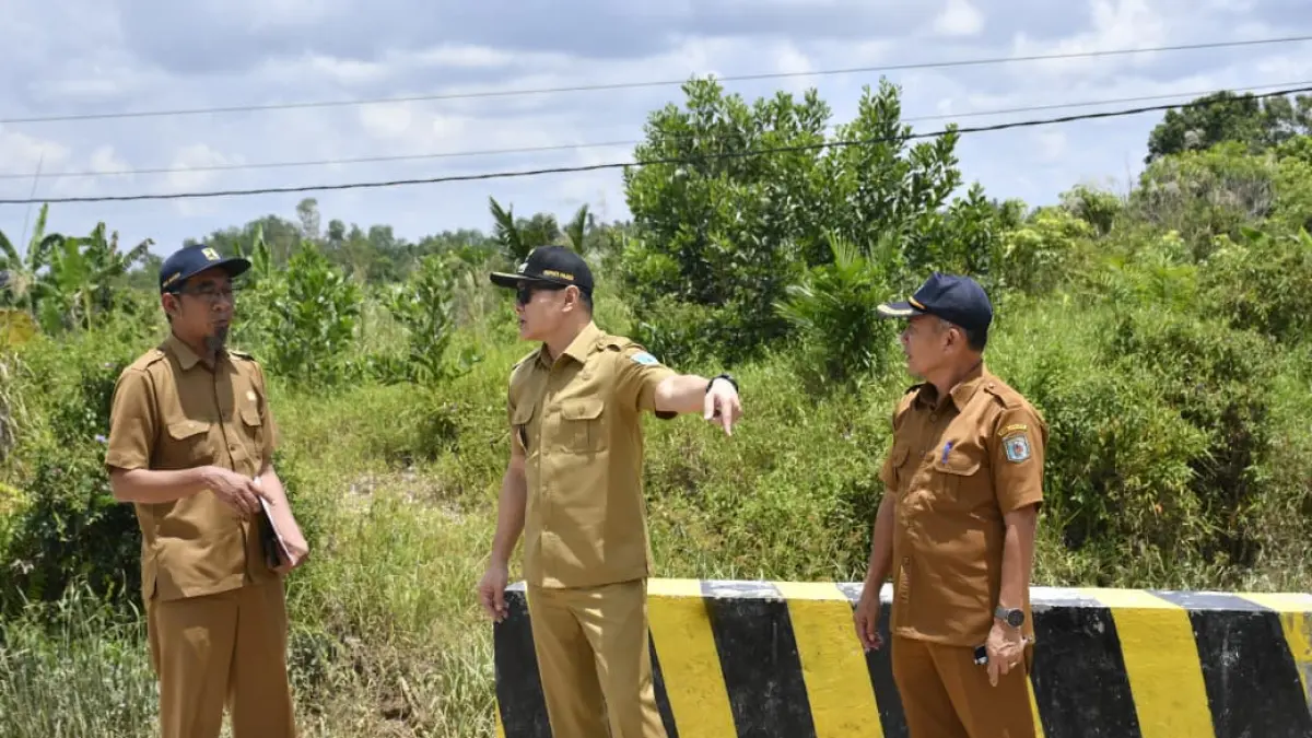 Bupati Paser Fahmi Fadli meninjau pembangunan jalan di wilayah Kecamatan Paser Belengkong, Selasa (14/4/2026).