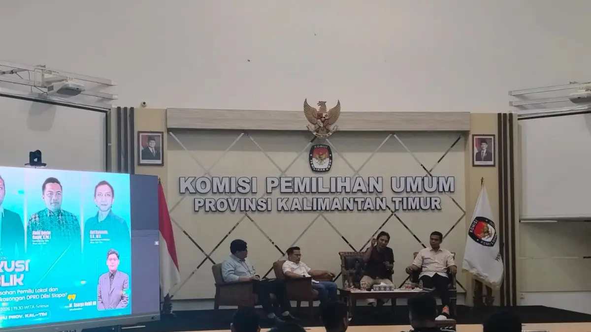 FORMAT: Diskusi publik membahas dampak pemisahan pemilu yang berujung kekosongan DPRD di KPU Kaltim, Selasa (15/4/2026). (Bayu/KP)