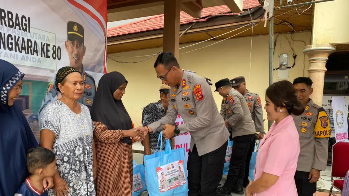 Kapolres PPU, AKBP Andreas Alek Danantara membagikan puluhan paket sembako kepada masyarakat dalam kaitan HUT ke-80 Hari Bhayangkara 2026.(ist/kp)

&nbsp;