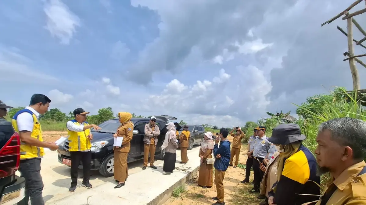 LIHAT PROGRES: Tim dari Pemkot Bontang beserta instansi terkait meninjau lokasi pembangunan sekolah rakyat di Bontang Lestari. (ADIEL KUNDHARA/KP)