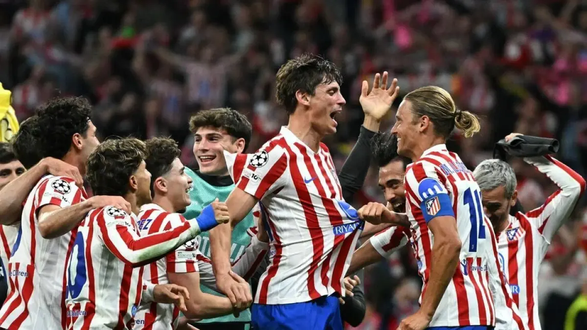 Pemain Atletico Madrid merayakan kelolosan ke semifinal Liga Champions UEFA usai menyingkirkan Barcelona dengan agregat 3-2, Rabu (15/4). (Foto: AFP)