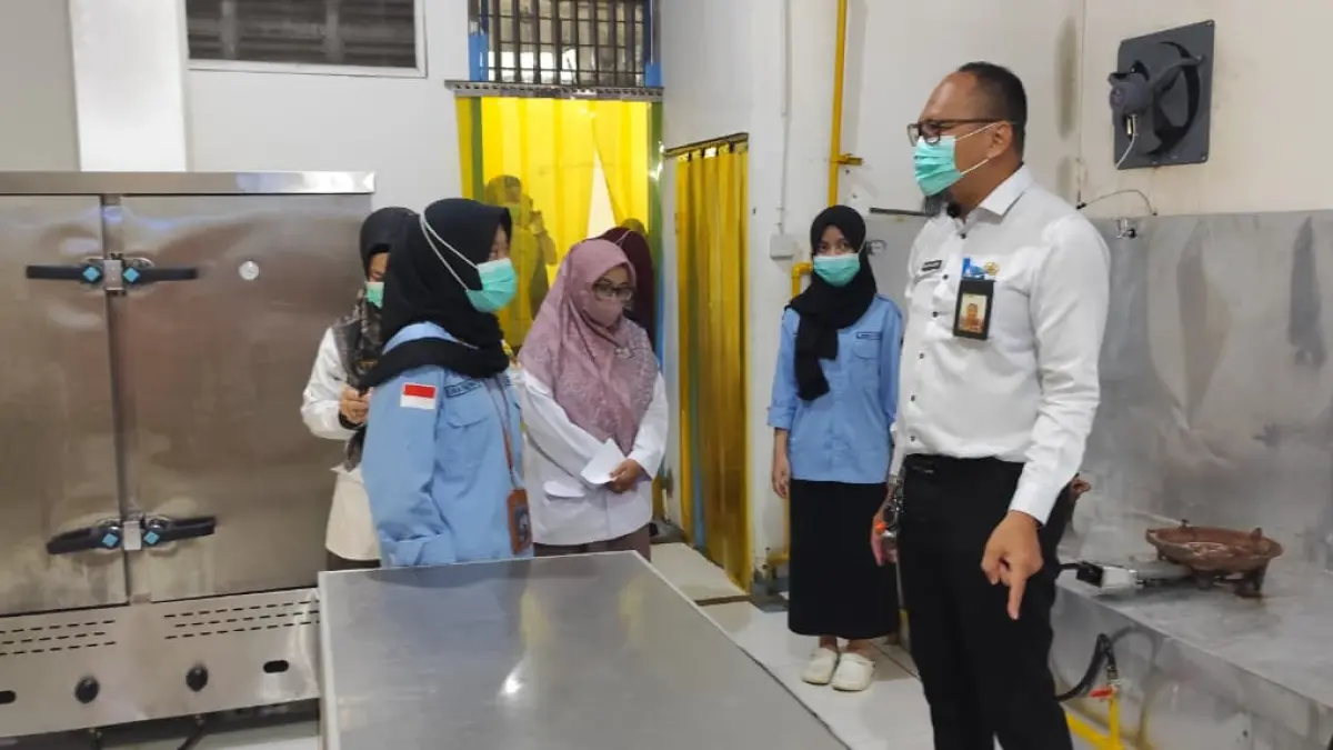 PEMBINAAN: Yudi Sulistiyanto (kanan) memberikan evaluasi dalam pengecekan salah satu SPPG di Kecamatan Sungai Kunjang, Rabu (15/4). (DENNY SAPUTRA/KP)

&nbsp;