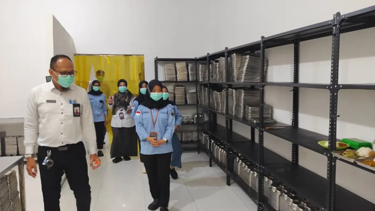 PERIKSA: Tim DLH Samarinda didamping tim SPPG Karang Asam Ulu mengecek satu per satu ruang pada dapur di Kelurahan Karang Asam Ulu, Rabu (15/4). (DENNY SAPUTRA/KP)