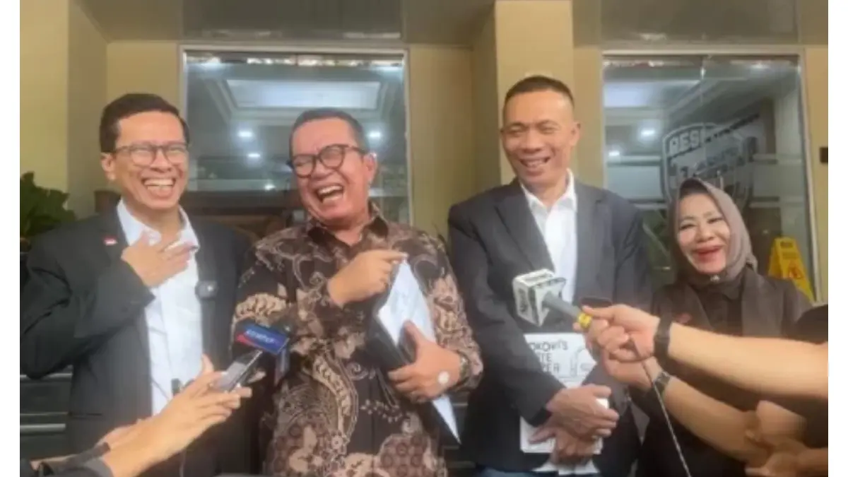 Rismon Sianipar (tengah) bersama tim kuasa hukum tampak tersenyum lega usai menerima SP3 penghentian penyidikan kasus dugaan ijazah Jokowi. (FOTO: IST)
