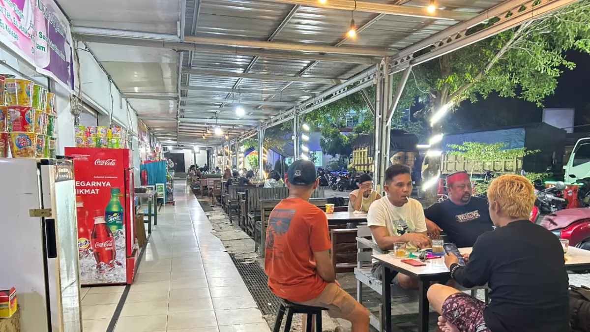 Suasana deretan warung yang berjejer rapi di pintu masuk pelabuhan Feri Penajam. (AHMAD MAKI/KP)

&nbsp;