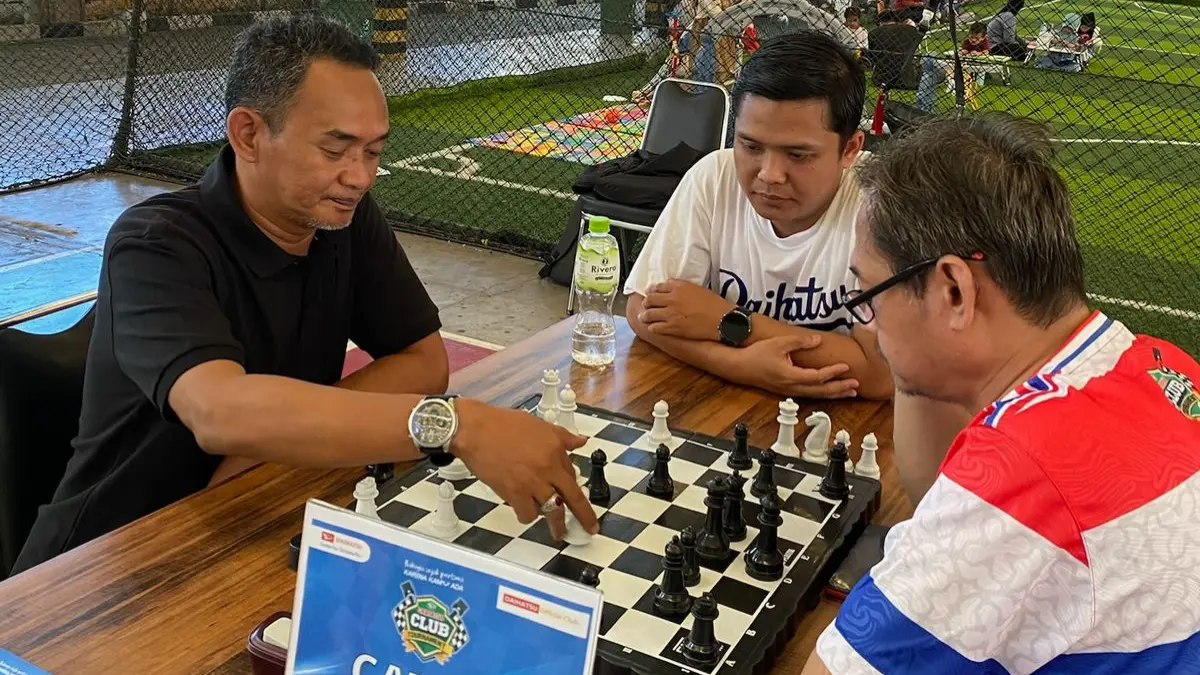 Suasana tenang namun penuh strategi mewarnai pertandingan catur antar komunitas Daihatsu. (Foto: Istimewa)