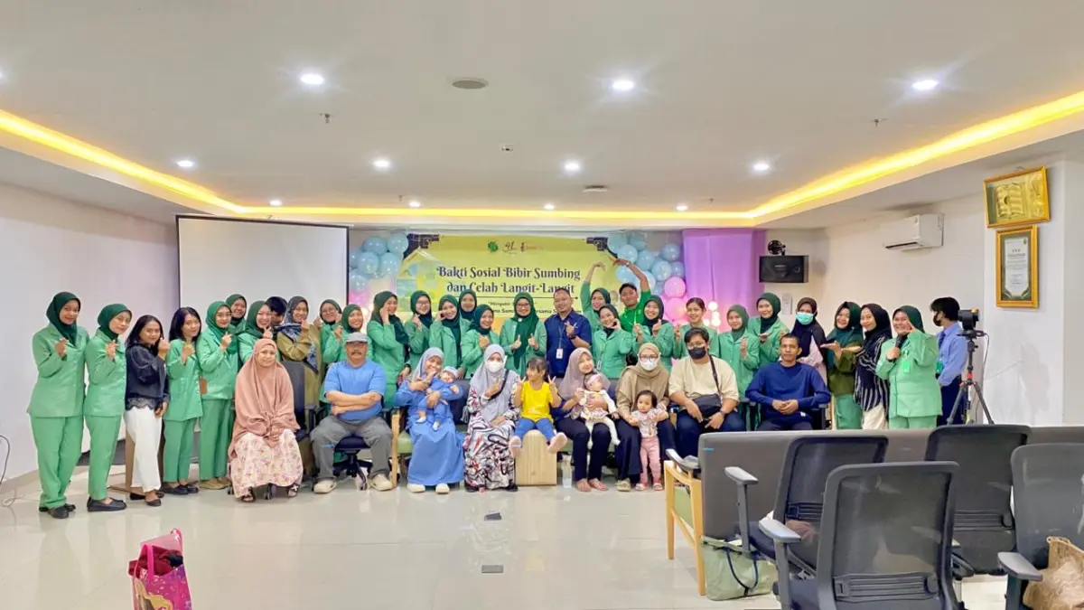 Tim medis RS Hermina Samarinda pada momen operasi bibir sumbing gratis dalam bakti sosial bersama Smile Train.