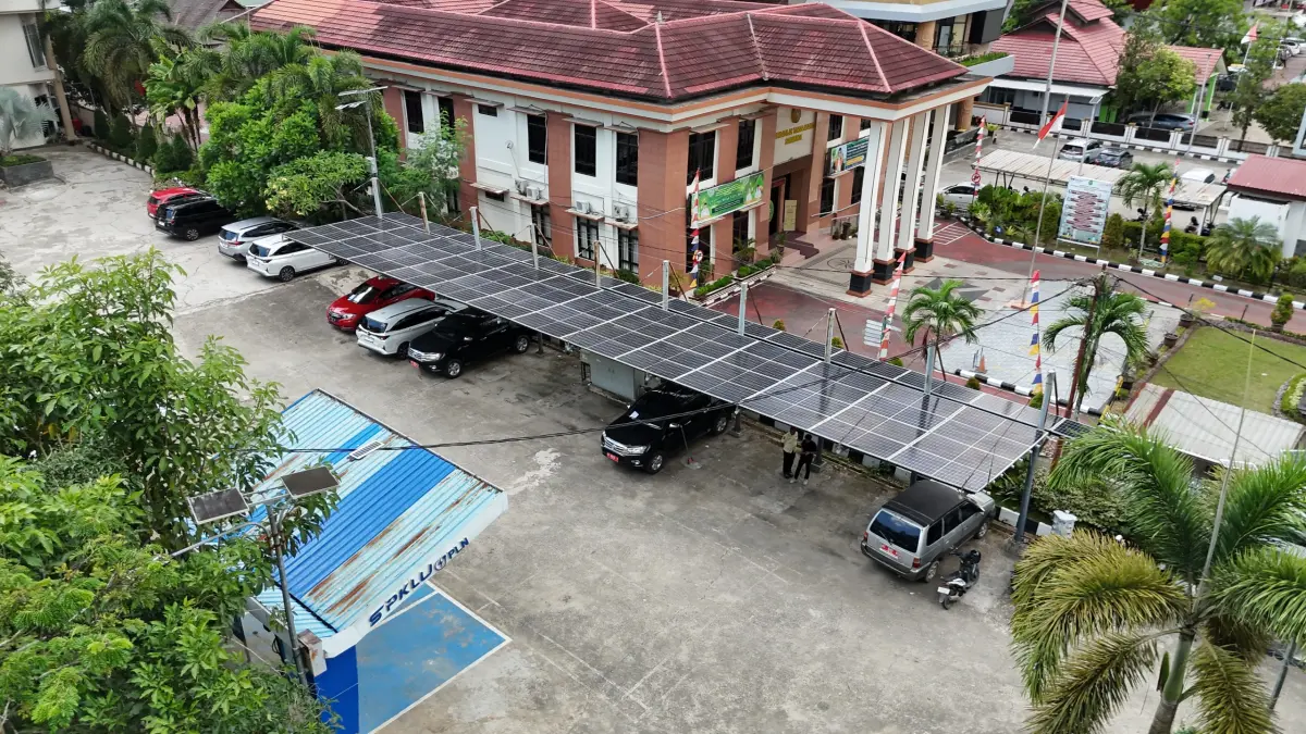 ENERGI RAMAH LINGKUNGAN: Stasiun pengisian daya motor listrik gratis kantor Dinas ESDM Kaltim. Program ini memanfaatkan kelebihan pasokan listrik dari panel surya gedung guna mendukung efisiensi operasional harian para pengemudi ojek berbasis energi bersih. (FOTO: IST)