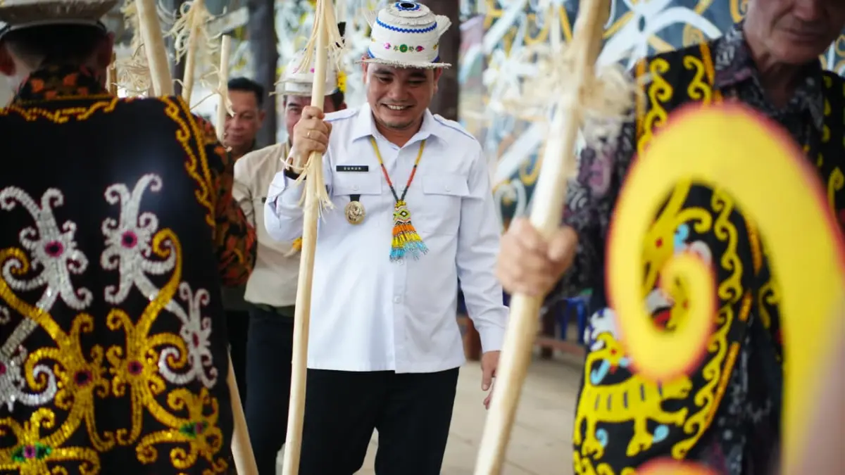BUDAYA: Wakil Bupati Mahulu Suhuk melaksanakan prosesi adat mencak undat di Datah Bilang Baru, Kamis (16/4). JODY KRISTIANTO/KP
