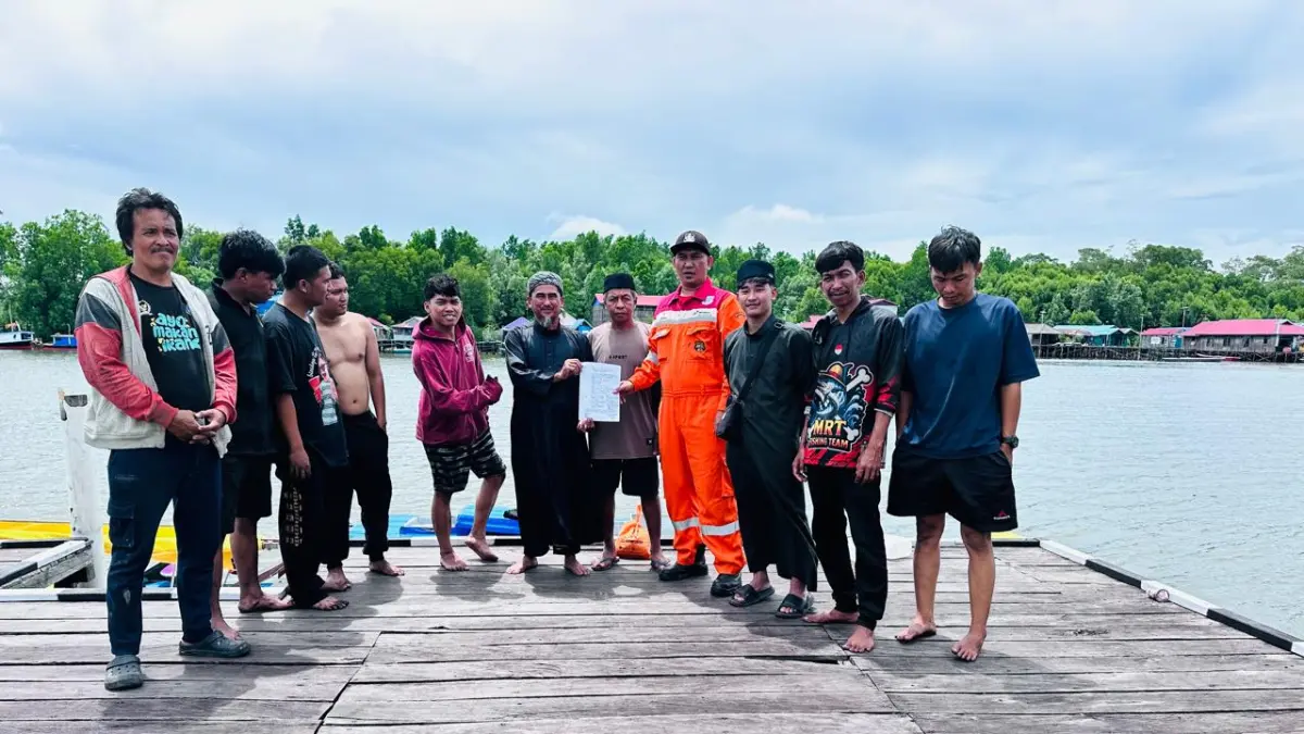 DISELAMATKAN PHM: Para nelayan yang berhasil diselamatkan oleh PHM setelah mereka terombang-ambing selama dua hari di Selat Makassar akibat mesin patah. (ist)
