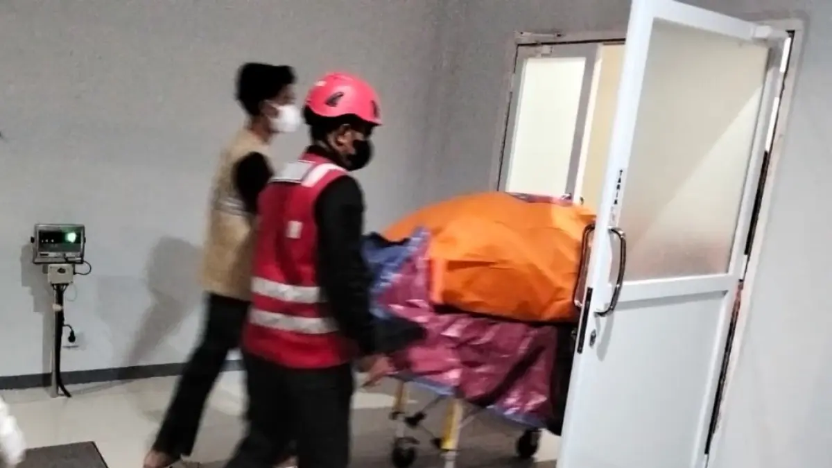 EVAKUASI: Tim gabungan evakuasi jasad ke RS Bhayangkara Polda Kaltim guna kepentingan penyelidikan lanjutan