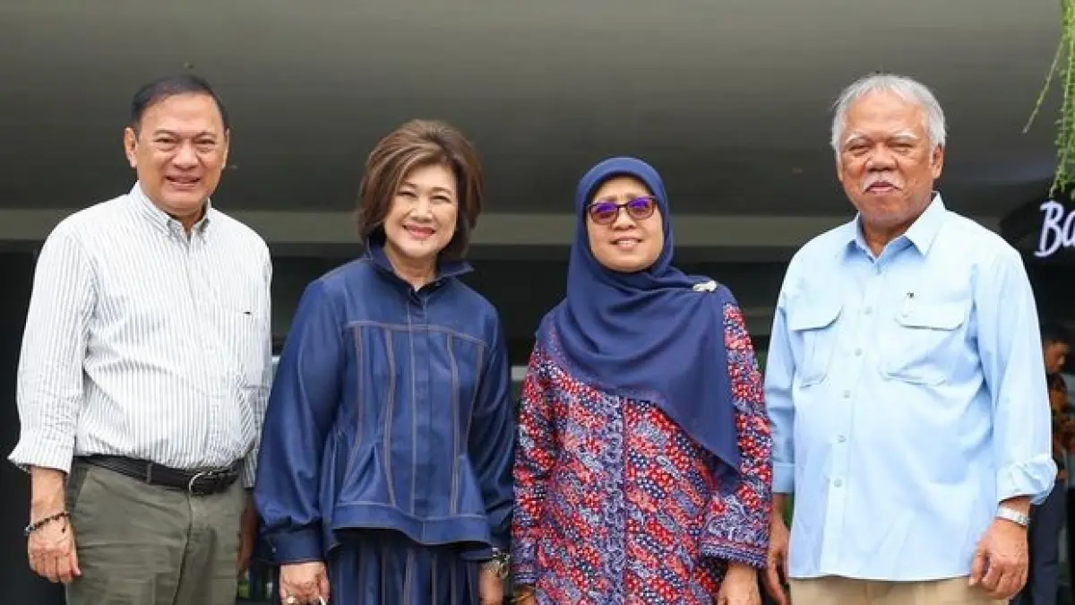 Kepala Otorita IKN Basuki Hadimuljono (kanan) berbincang hangat dengan Agus Martowardojo (kiri) saat meninjau kawasan Istana Negara IKN di Ibu Kota Nusantara.